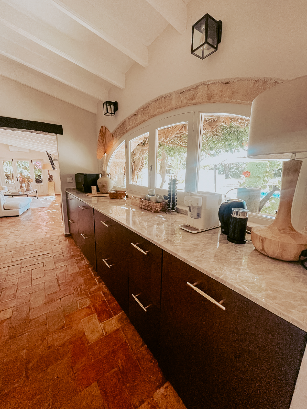 Zitplek met uitzicht op de finca