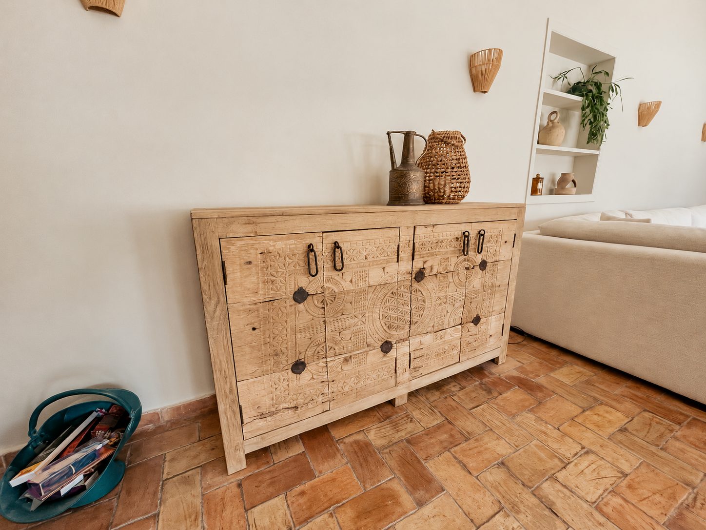 Bewerkt houten dressoir tegen een witte wand